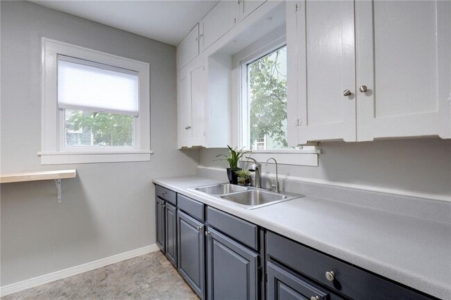 Building Photo - 705 W 35th St