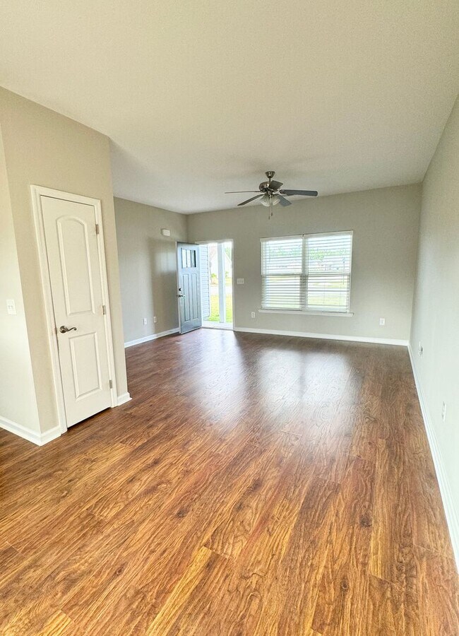 Building Photo - AVAILABLE 3 Bedroom/ 2 Bath with attached garage! Beautiful finishes throughout