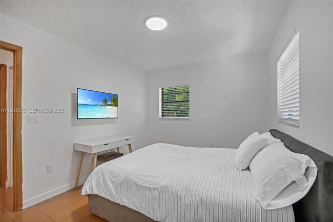 Building Photo - 139 N Bay Harbor Dr