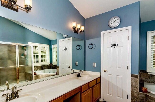 Building Photo - Gorgeous 4,000sqft  5-bed 3.5-bath Home near Chantilly Economic corridor