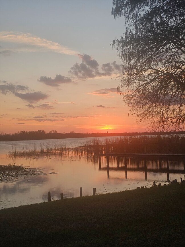 Building Photo - 2 bed 2.5 bath Lake Front Townhouse