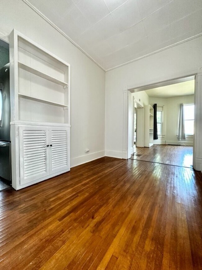 Building Photo - 122 S Van Buren St