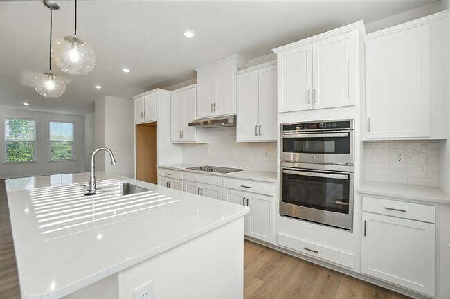 Building Photo - Brand-new three-story townhome in the Univ...