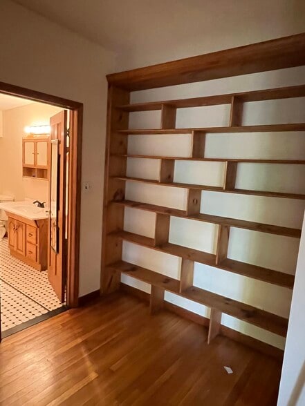 Built-in Shelves - 365 Hamilton St