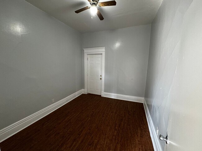 Building Photo - Large 2 Bedroom Apartment