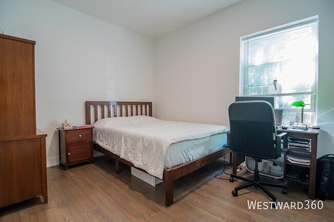 Building Photo - 6201 N Glenwood Ave