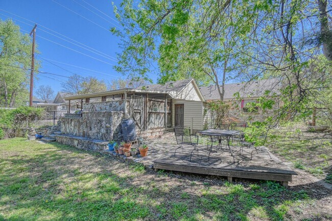 Building Photo - Charming Campus Home!