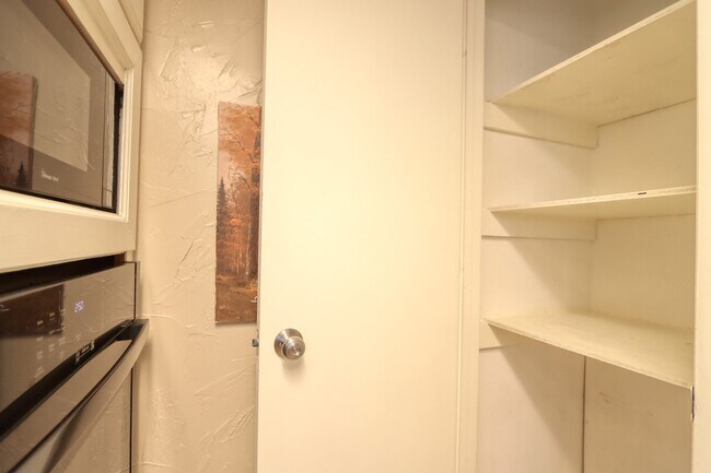 Building Photo - 707 Harbour Town Dr