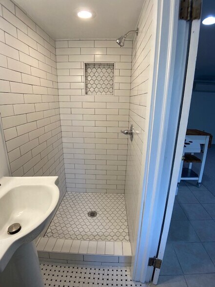 Building Photo - 561 Page Ave NE