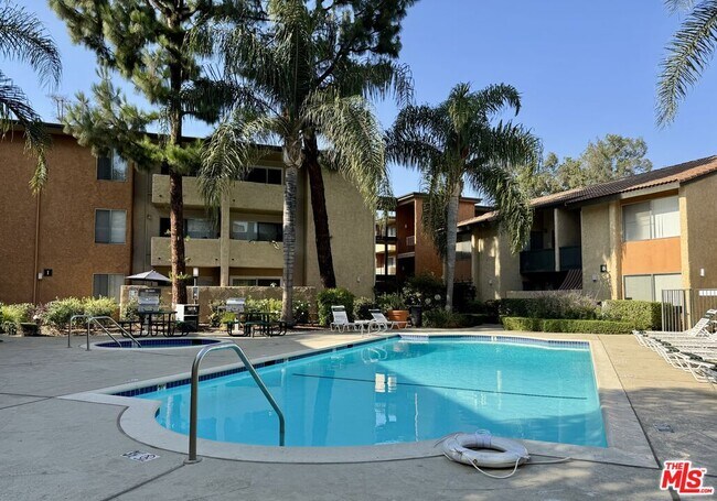 Building Photo - 15425 Sherman Way