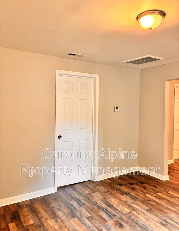 Building Photo - 936 Bond Ave