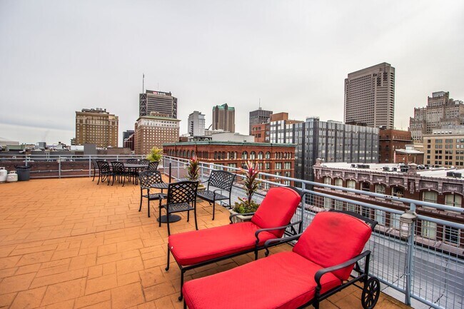 Building Photo - Gorgeous Loft-Ask About our Move in Specia...