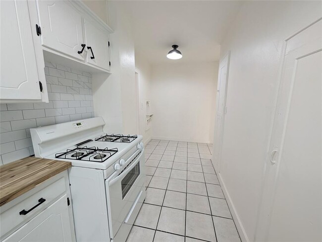 Building Photo - 1500 N Drexel Blvd