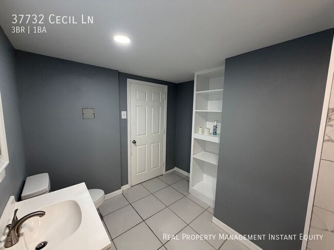 Building Photo - 37732 Cecil Ln