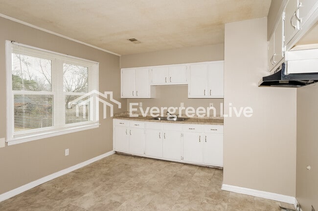 Building Photo - 3316 Sweet Springs Dr