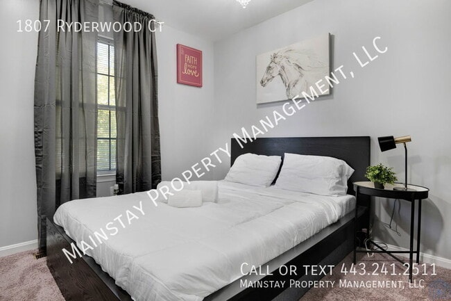 Building Photo - 3 Bedroom Townhome Optionally Furnished!