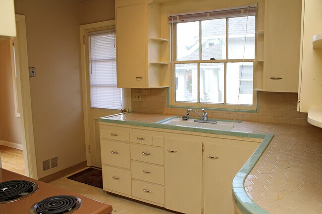 Building Photo - 5112-5116 NE 32nd Ave