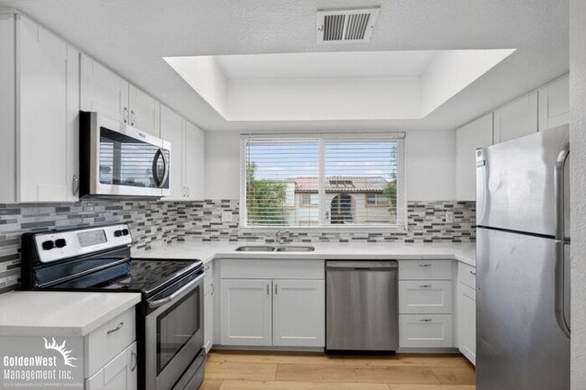 Building Photo - Stylish 2Bdm 1Ba Apartment with Fireplace in Phoenix - MI Special!