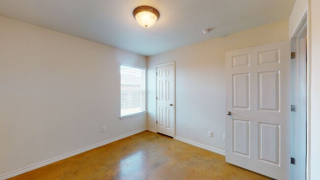 Building Photo - FREE DECEMBER RENT!!