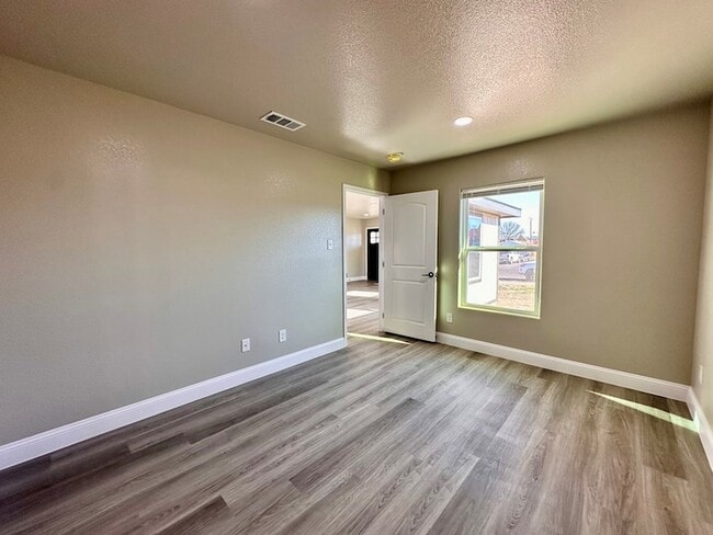 Building Photo - 1012 W 26th St