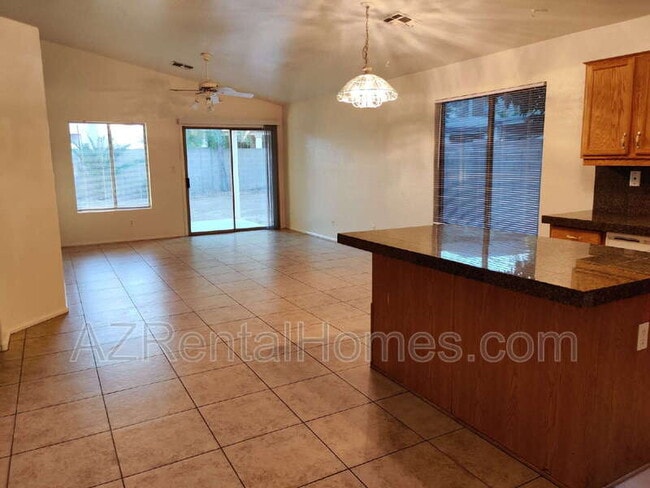 Building Photo - 493 E Cantebria Dr