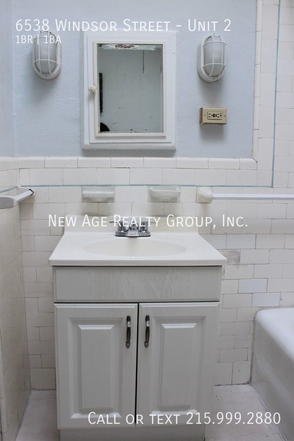 Building Photo - Very spacious apartment in Elmwood Park!