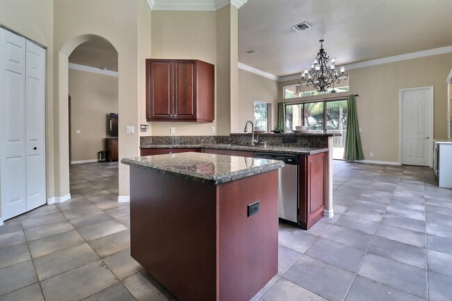 Building Photo - 1289 Beacon Cir