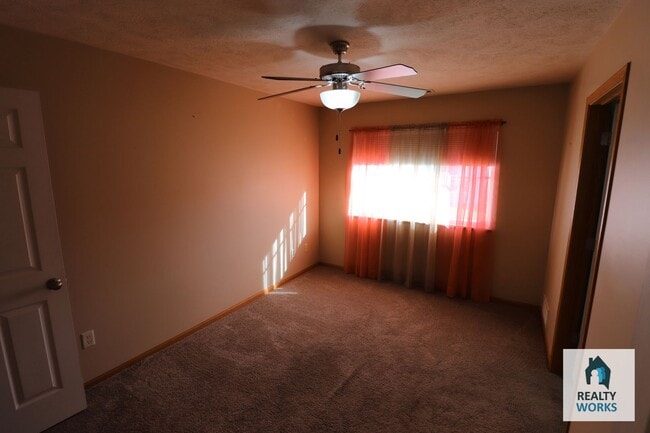 Building Photo - 2 Bedroom 1.5 Bathroom Open Concept Duplex!