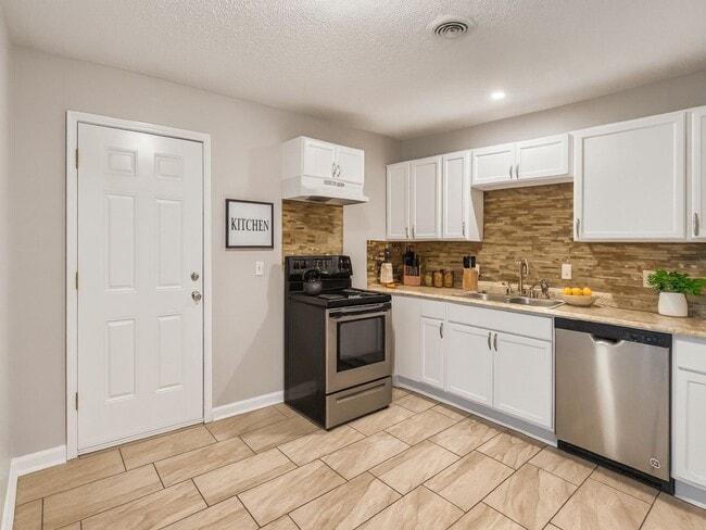 Building Photo - Spacious 4 Bed,1 Bath Home in Kansas City