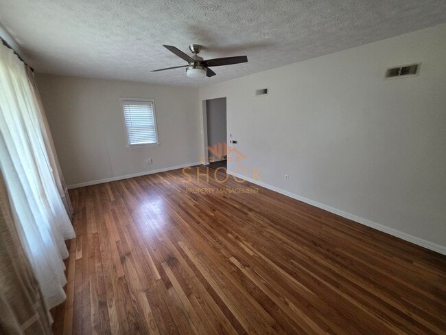 Building Photo - GORGEOUS ALL BRICK HOME CLOSE TO CAMPUS