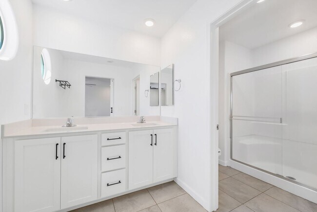 Building Photo - Modern Cadence Living with Designer Upgrades & Resort-Style Amenities!