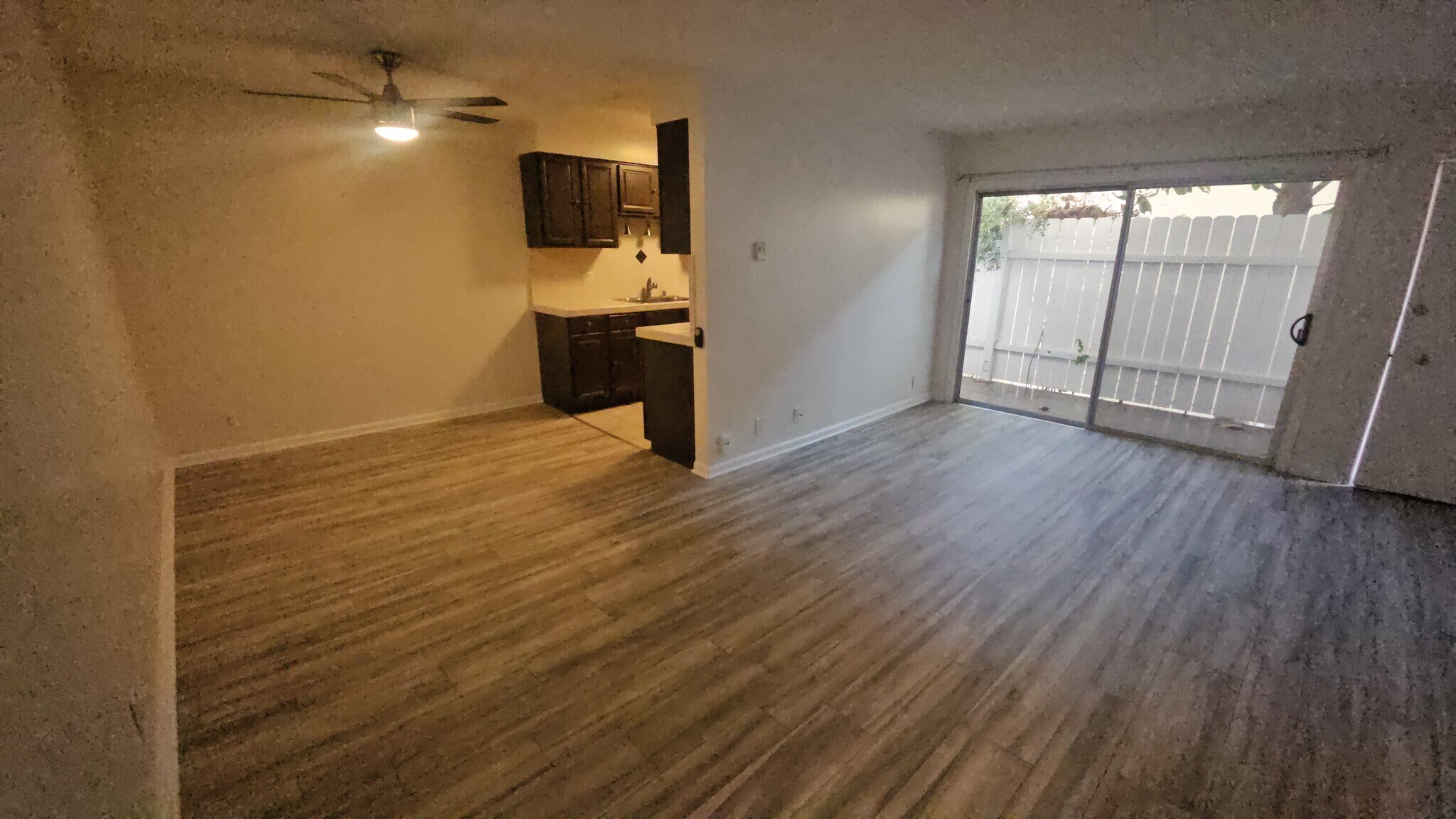 Building Photo - 2130 N Beachwood Dr