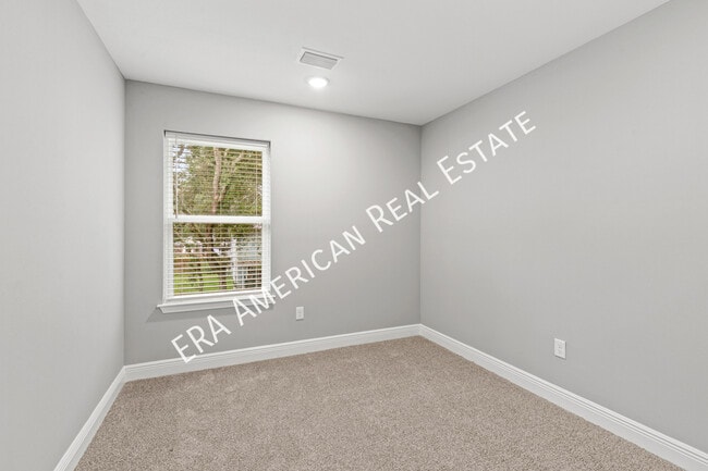 Building Photo - 406 Walters Cir