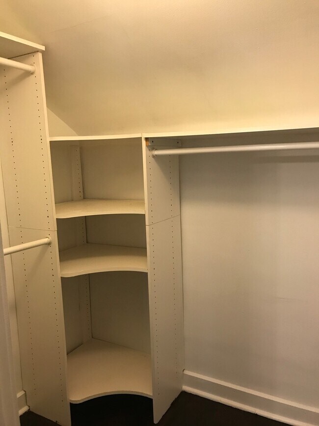 Building Photo - Large Spacious Home with 2 Car Garage in South Hampton