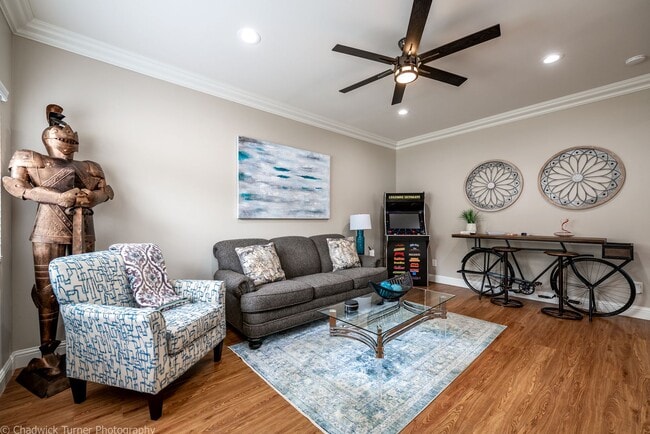 Building Photo - Remodeled 2 Bedroom Duplex with Fenced Yar...