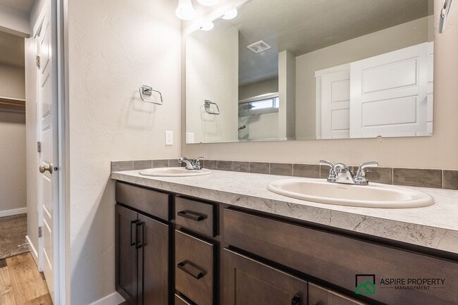 Building Photo - Upgraded 4 bed 3 bath home