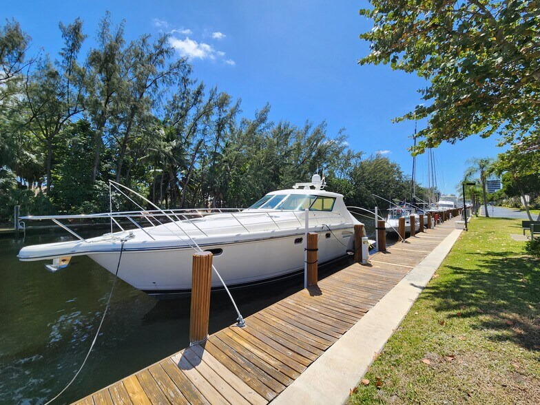 Building Photo - 6281 Bay Club Dr