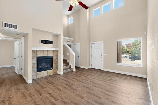 Building Photo - Two story 3 bedroom 2.5 bath in Santa Tere...