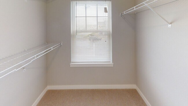 Building Photo - Condo Style Upper 2 Bedroom 2 Bathroom Apartment is Available