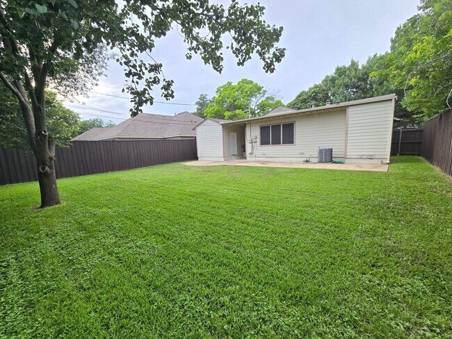 Building Photo - Midway Hollow 3 bed/2 bath Cottage Style Home