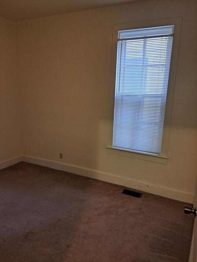 Building Photo - 2 BR Apartment in West Central District