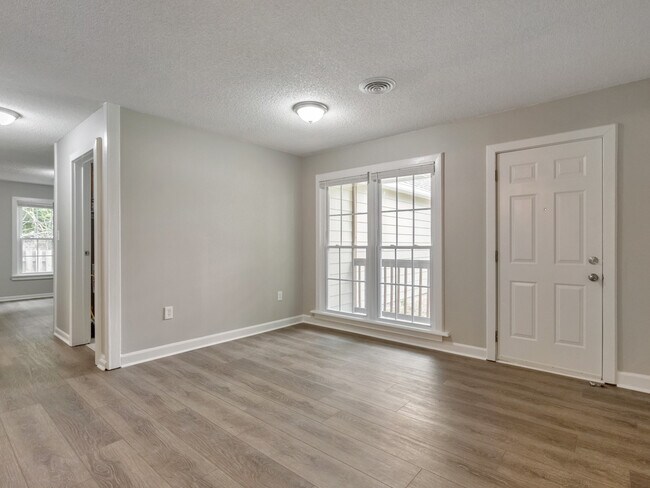 Building Photo - 9138 Clubhouse Dr