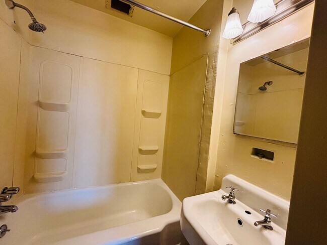 Building Photo - 1 Bedroom, 1 Bath Apartment