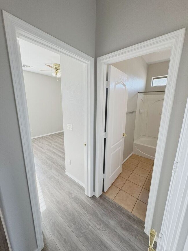 Building Photo - MOVE IN SPECILAS!! 5BD 3BA IN JOHNSON RANC...