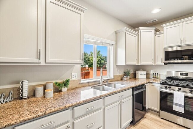 Building Photo - Spacious 3 Bed, 3 Bath Home with Fenced Yard and Driveway Parking