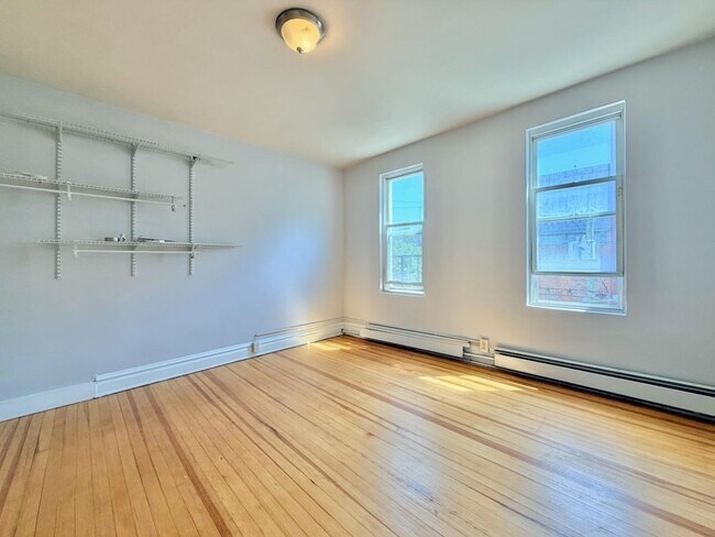 Building Photo - 409 Monmouth St