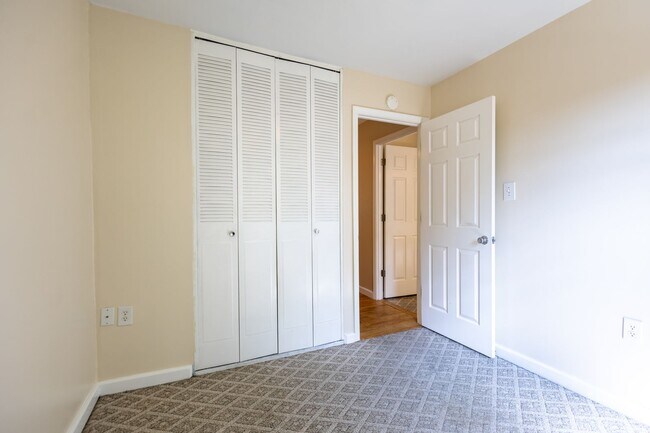 Building Photo - Beautiful 3 BR/2.5 BA Townhome in Millersv...