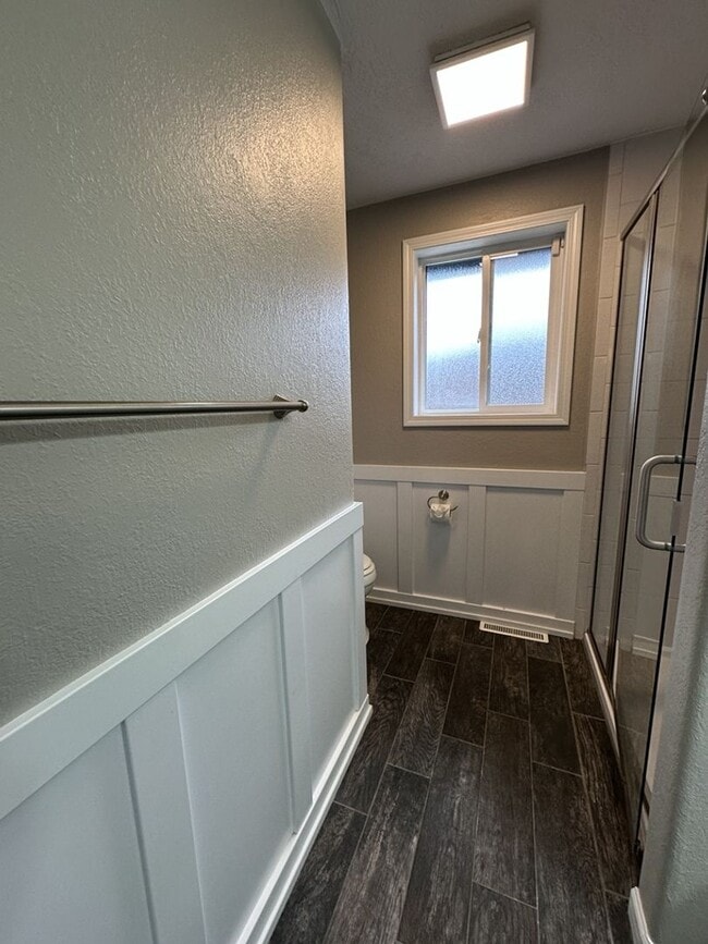 Building Photo - Pristine 3-Bedroom, 2-Bath Home with Moder...