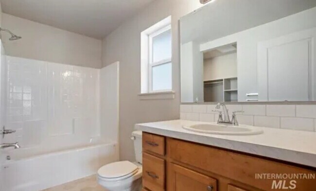 Building Photo - "Charming 3-Bed, 2-Bath Home with Spacious...