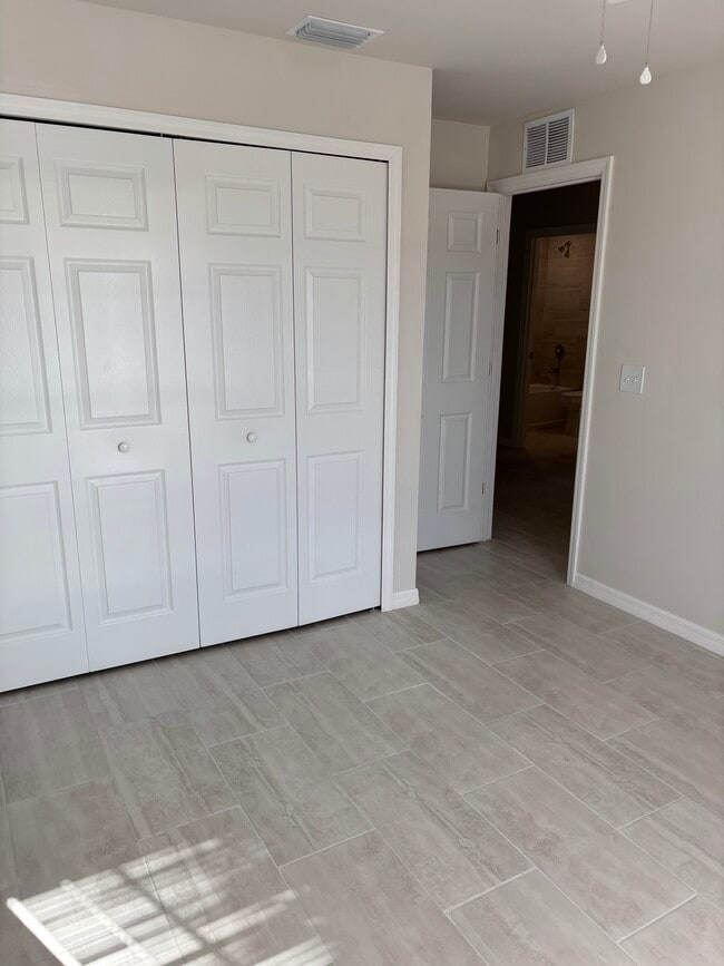 Building Photo - 1045 SE 11th Terrace